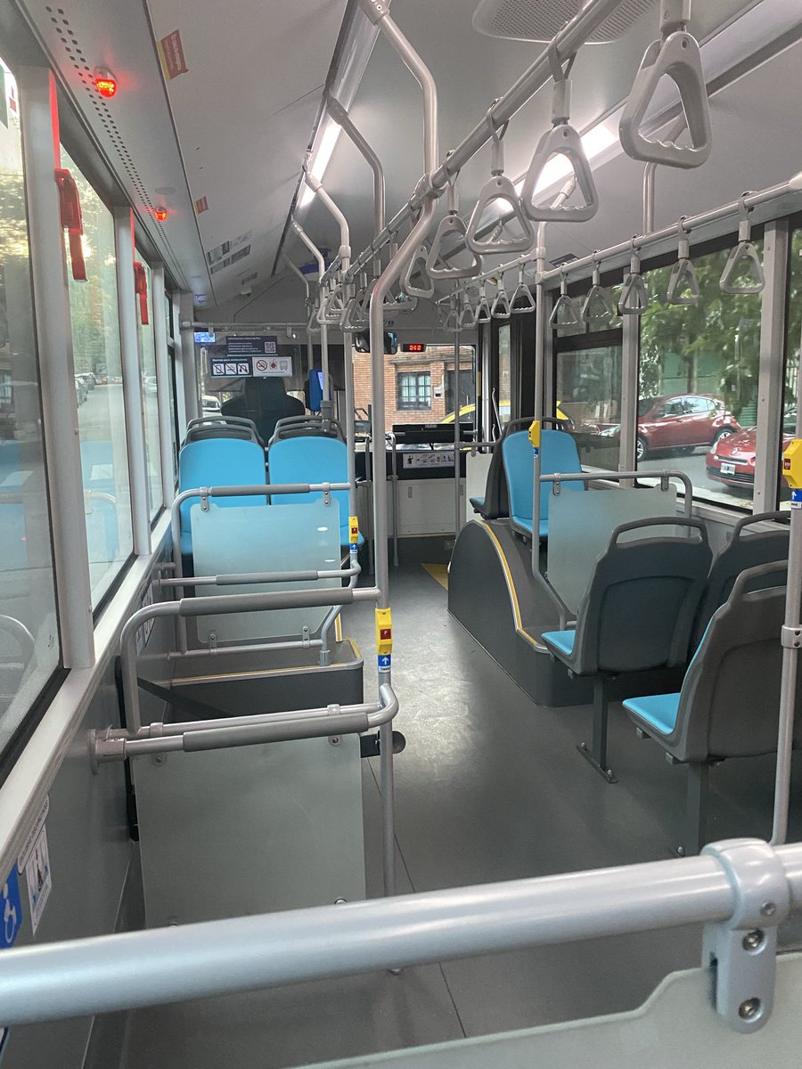 stiletano's tweet photo. Insólito. Viajando en el interno 447 de la 151, uno de los flamantes #Kinglong chinos a #GNC. No tenía ni dos horas en la calle, me cuenta el chofer. Ahora anda en modo prueba y no levanta pasajeros porque no funciona la máquina SUBE. @CiudadDeBondis. https://t.co/eLdTScTVGv