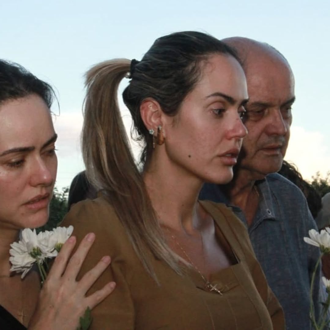 choquei's tweet image. 🚨ATENÇÃO: A mãe dos meninos mortos pelo marido precisou deixar o enterro dos filhos antes do fim da cerimônia após começar a receber ameaças e insultos no cemitério de Itumbiara.