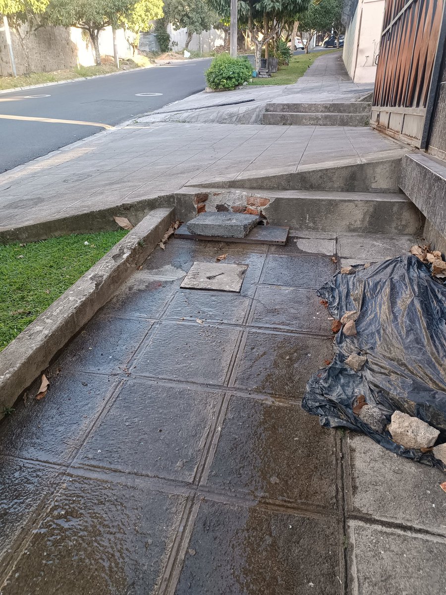 jrcrypto82's tweet photo. @ANDASV Señores, en Lomas de Altamira, justo en la entrada del pasaje Lomas de Cuscatlán, hay un derrame de agua, esto por el Estadio Cuscatlán https://t.co/J6GbHAadZd