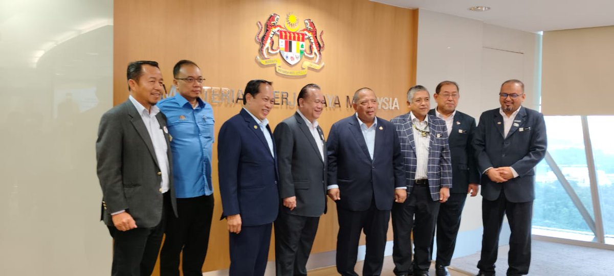UPPPCpab's tweet photo. 11.2.2026 Telah berlangsung satu Sesi Kunjungan Hormat YAB Menteri Besar Perlis kepada YB Menteri Kerja Raya di Menara Kerja Raya. Sesi telah dipengerusi oleh YB Dato Sri Alexander Nanta Linggi. 
@IPJKR_Official
@RoslanisE
@JKRCPAB
#IamJKR https://t.co/FTucVjBgOi