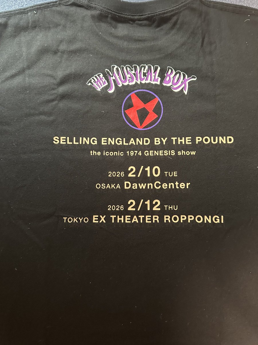 MuvTbDl51nxzoHi's tweet image. #TheMusicalBox
#TheMusicalBox_2枚目
#SellingEnglandByThePound
#TheIconic1974GenesisShow
#バンドTシャツVol_956
参戦２回目。良いライブでした。今回は先行物販もなく、グッズもTシャツのみでした。パーカーとか欲しかったナ！次も来日期待してまス！