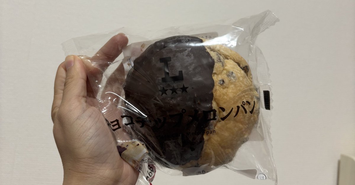 ローソンで見つけた
こちらのメロンパン！
チョコがかかってるだけでなく
中にホイップも詰め込まれてて
めっちゃ疲れてる時とか
甘いものを欲してる時に
嬉しいグルメ💖
皆さんも見つけた際は
ぜひ食べてみてください！