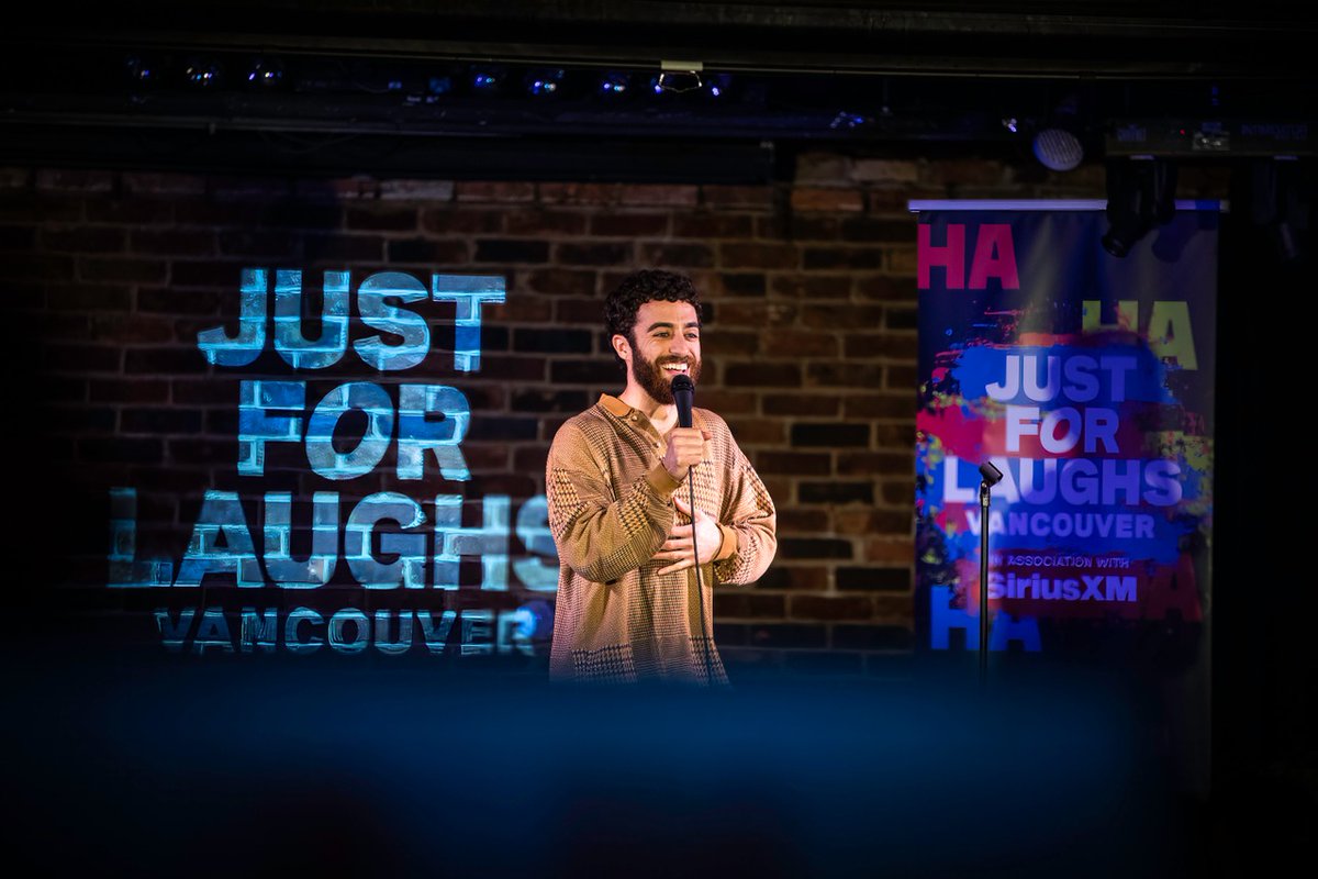 JFLVancouver's tweet photo. #TBT: Emil Wakim at Just For Laughs VANCOUVER 2024 😌
Now fast-forward — he’s BACK!

See him live at Just For Laughs VANCOUVER 🎤🔥 https://t.co/VUR0j4p7Zr