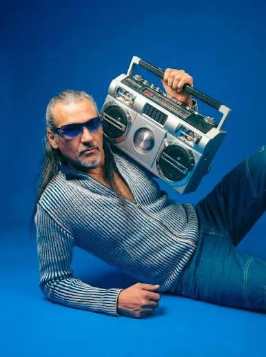 The Quinquis es claramente un tributo al Dioni de Camela jajaja
Claramente es maravilloso ya solo por eso 
#BenidormFestSemi2