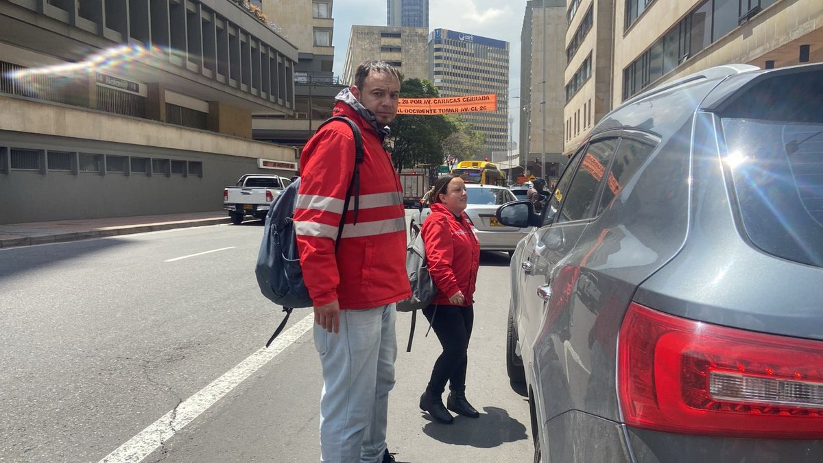 🚗 Se realizó jornada de sensibilización a 13 vehículos por mal estacionamiento.

La actividad se llevó a cabo en el sector del Parque Central Bavaria, promoviendo el respeto por el espacio público y la movilidad responsable.

#SomosSantaFe 💛❤️