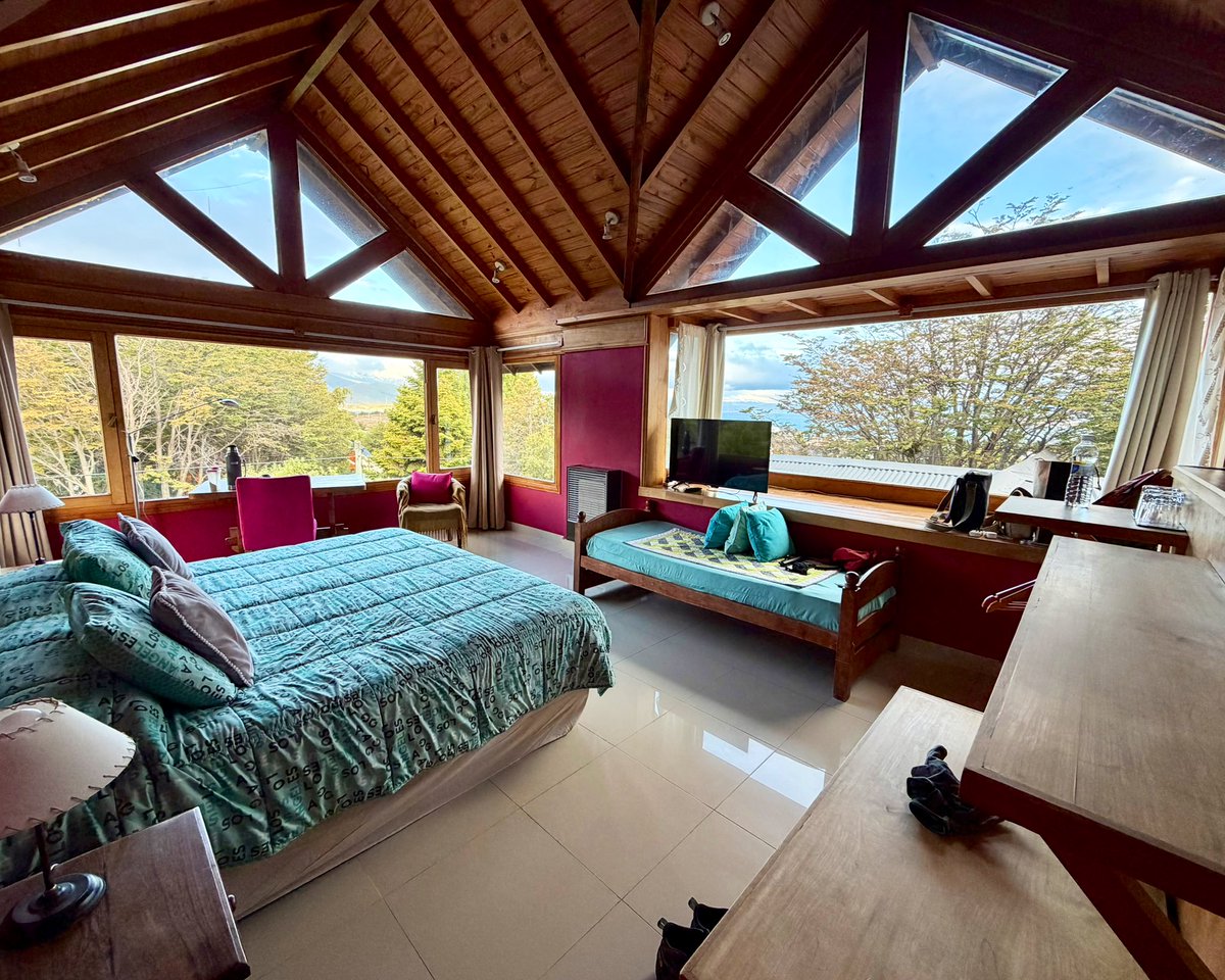 gui10road's tweet photo. Bueno, cambié de habitación en la posada y me fui a la suite. Es una verdadera locura 

📍Posada Fin del Mundo, Ushuaia https://t.co/rPdx1j6Ues