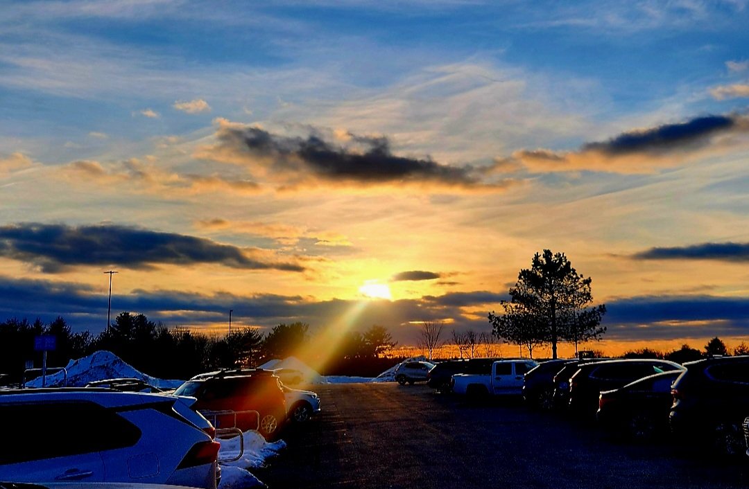 donna_mccance's tweet photo. #SunsetPhotography
#sunsetlover #sunset
🌅❤️
Walmart always has the best #sunsets, and that beautiful #RayOfSunlight is pointing right at my Jeep! 🌞
One more day until #FebruaryVacation!
Have a good night everyone! 🥱
🙏👩🏫🧘♂️
#weekendvibes
#VacationVibes https://t.co/SwjKwK13KB