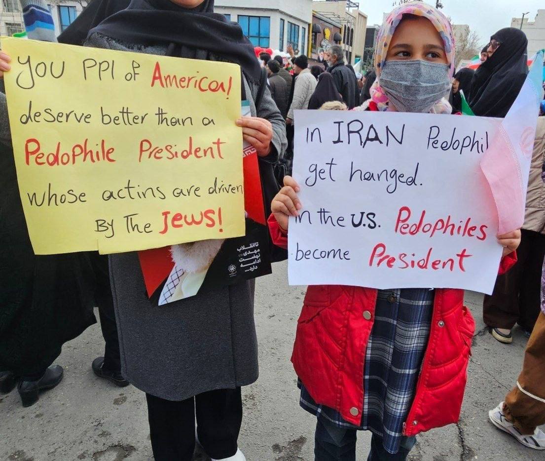 🇺🇸🇮🇷 Una chica iraní en una manifestación:

'En Irán, los pedófilos son ahorcados.

En los Estados Unidos, los pedófilos se convierten en Presidentes.'