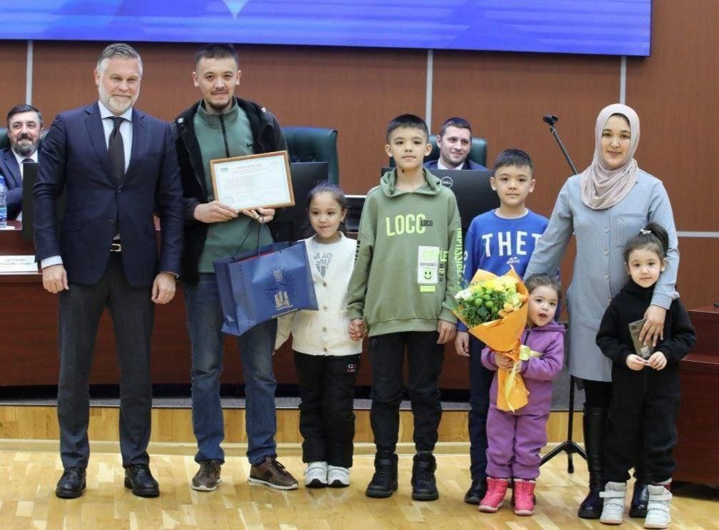 T4acoNBXIw5seBU's tweet photo. Счастливые получатели жилищных сертификатов — из Тамбовской области, Самары, Пензенской области, Якутии, Челябинской области, Томска и Московской области.
Это планомерная акция для привлечения в страну. И это не похоже на случайность.
Есть целые чаты в мессенджерах, где из-за рубежа прощупывают почву через русских специалистов и выясняют, что можно получить после приезда и получения паспорта.
В это время русские многодетные семьи вынуждены ждать жилья по десять лет.