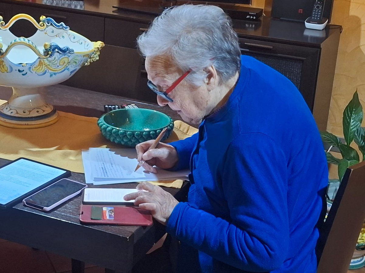 MariComp75's tweet image. Mia madre, 84 anni da pochi giorni, alle prese con una proposta di delibera comunale. Nel suo mondo ritorna ventenne.