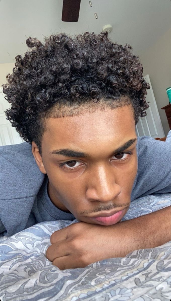 duskgumi's tweet photo. since its bhm🤎 here are some hairstyles i think jjk characters would have if they were black. a thread 🧵:

starting off with gojo: i feel like he would have short curls and would keeeeppp a crisp line up. ik his barber saw him every 2 weeks https://t.co/c22ypSZRHu