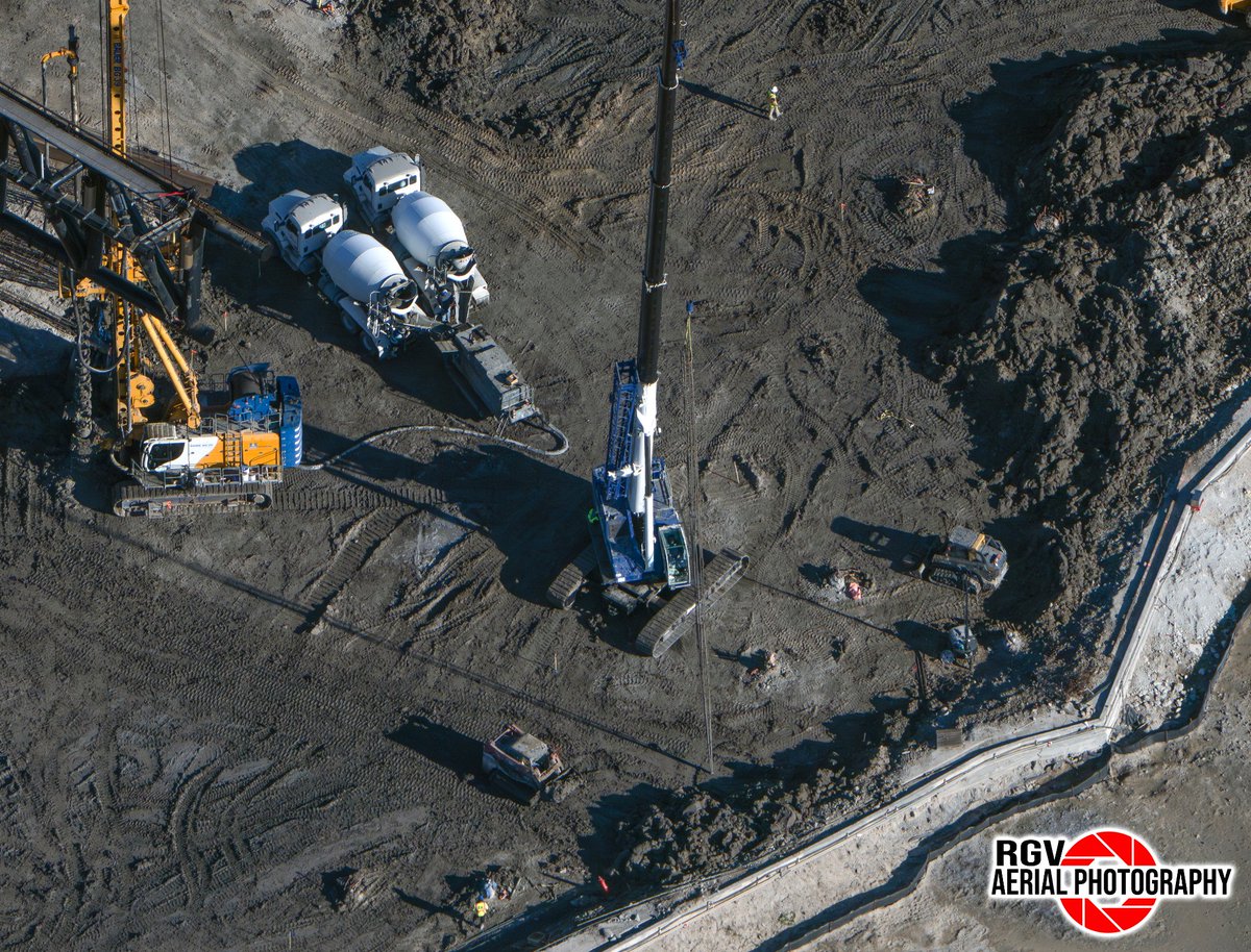 RGVaerialphotos's tweet image. Workers preparing to install piling for Pad 1's Flame Trench foundations, as seen in our last flyover. 📸

Flyover video:
youtu.be/ozncDw2x4EM?si…