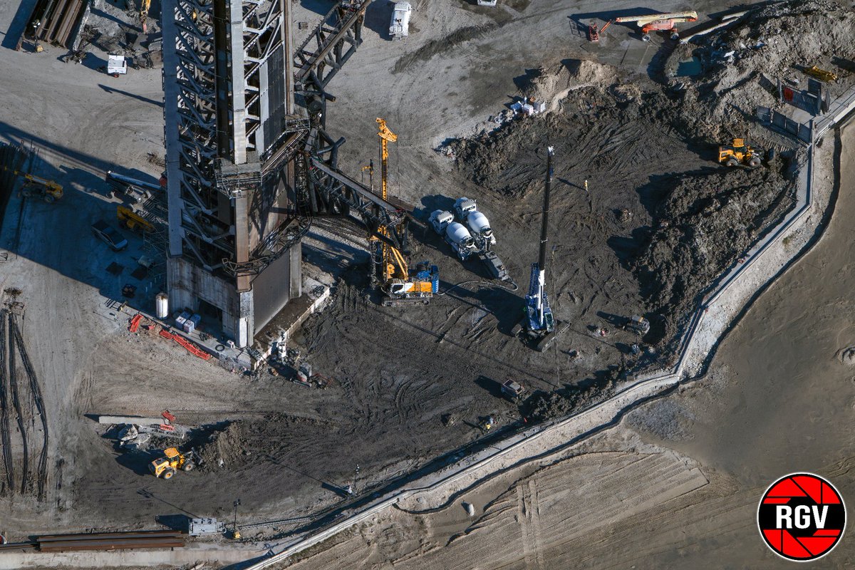 RGVaerialphotos's tweet image. Workers preparing to install piling for Pad 1's Flame Trench foundations, as seen in our last flyover. 📸

Flyover video:
youtu.be/ozncDw2x4EM?si…