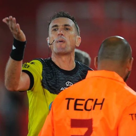 ⚖️ ÁRBITROS CONFIRMADOS!

Pablo Dóvalo será el juez principal entre #Banfield 🇳🇬 y #Racing por la fecha 5 del Torneo Apertura 2026.

📚 HISTORIAL: 6 ✅ 2 🤝🏼 3 ❌.

🔙 Último: derrota 1-0 vs Huracán en el torneo Clausura 2025. 

🖥️ VAR: Lucas Novelli.