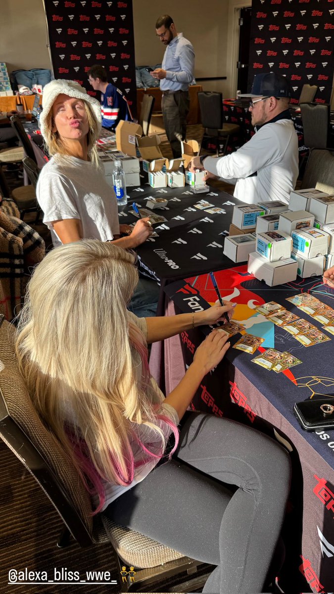 restinpeace316's tweet image. Lexi and Charlotte are together today. Charlexa forever ❤️❤️❤️ #charlotteflair #alexabliss #bestfriends