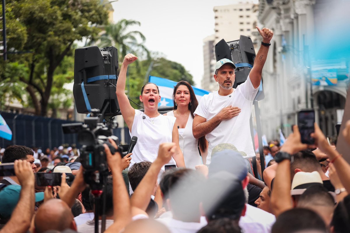 GuayasRC5's tweet photo. 📍 Guayaquil, 12 de febrero de 2026
Más de 50 mil guayaquileños marcharon desde el Parque Centenario hasta la Gobernación del Guayas en defensa de la democracia y del alcalde Aquiles Álvarez.
¡No a la persecución política!
Guayaquil no se arrodilla. ✊🔥
#RC5 #Guayas #Democracia https://t.co/0D2m2L3afi