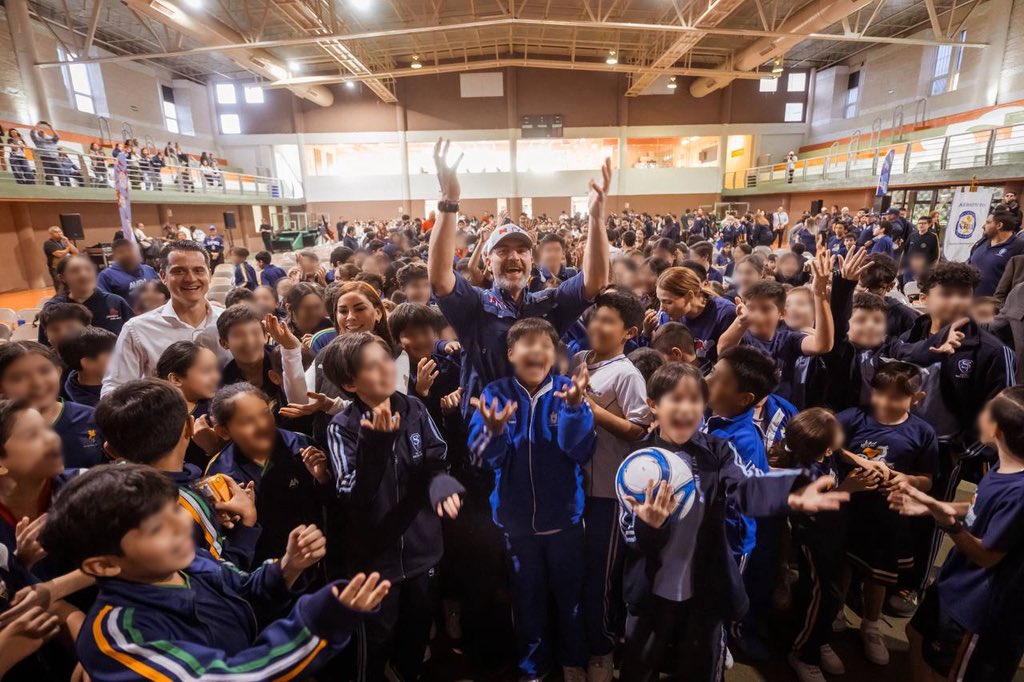 Se enciende la llama del deporte en Monterrey.

Arranca la 3ª edición de la Copa Colegial Monterrey: niñas, niños y jóvenes en la cancha con disciplina, entrega y orgullo.

Aquí se forjan campeones, carácter, se construyen valores y se impulsa el talento.

Que ruede el balón.