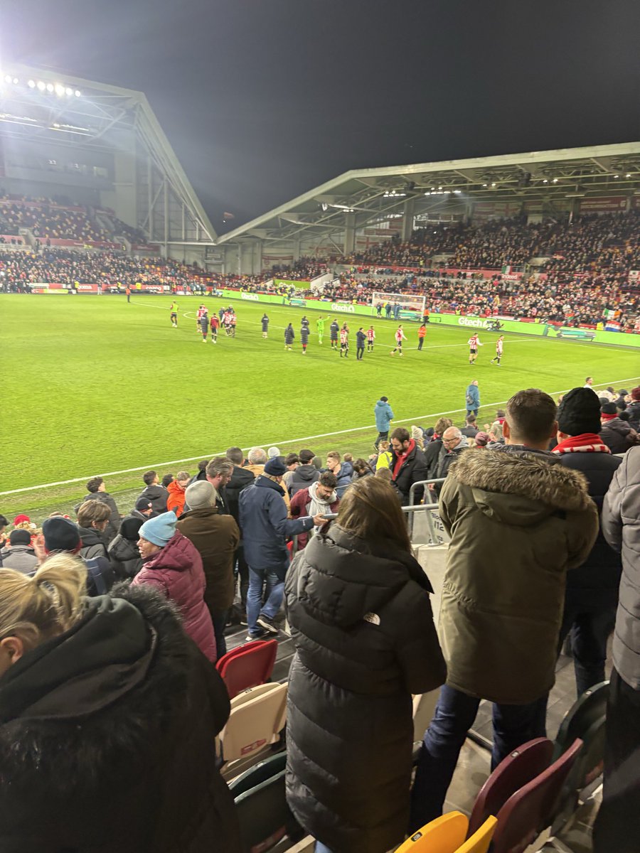 mickcabble's tweet photo. Chapeau Brentford! A game of high adrenaline as the Bees took it to Arsenal tonight. Great game of Premier League football - proud to watch this Bees team blossom under the big lights 🐝🐝👊 https://t.co/ujI0ANVdvF