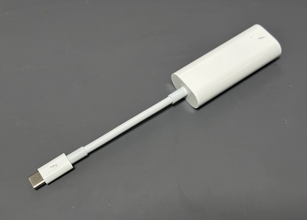 trinity33r's tweet image. ゴミ箱Mac ProにThunderbolt3機器を繋ぎたくてApple純正アダプタ買ったけど
Thunderbolt2ケーブルがマジどこにも売ってないじゃん…
安価な中華製も存在しなく転売価格で売ってる昔のApple純正品しか存在しない