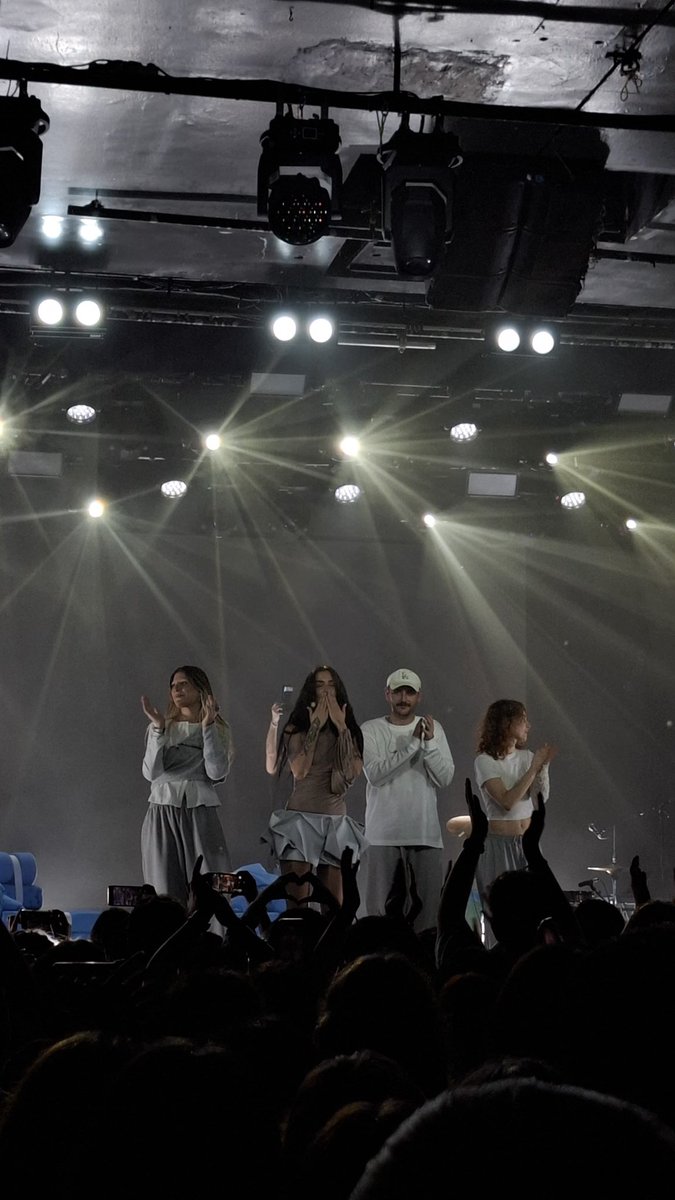 woosanitoss's tweet photo. no hay palabras para lo ARTISTA que es natalia lacunza 😭😭😭😭😭😭 que conciertazo tan íntimo y PRECIOSO mi perfecta te queremos todos🥹🥹🥹🥹 https://t.co/YEtzr3o3K6