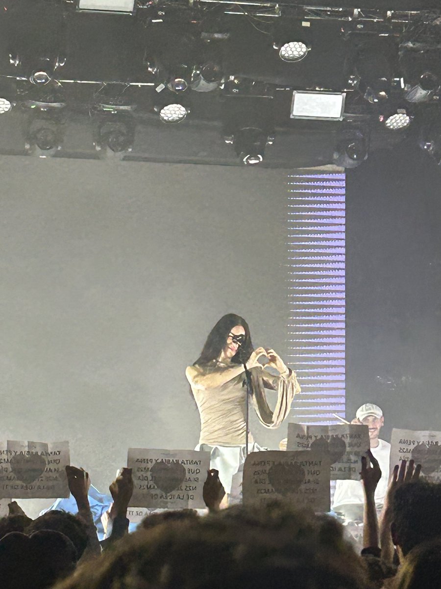 woosanitoss's tweet photo. no hay palabras para lo ARTISTA que es natalia lacunza 😭😭😭😭😭😭 que conciertazo tan íntimo y PRECIOSO mi perfecta te queremos todos🥹🥹🥹🥹 https://t.co/YEtzr3o3K6
