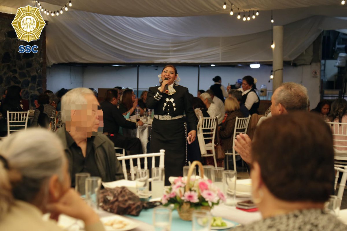 🎶 El #Mariachi #EstrellasDeMéxico de la #PBI de la <a href="/SSC_CDMX/">SSC CDMX</a> se presentó en el <a href="/INED_CDMX/">Instituto para el Envejecimiento Digno</a> ubicado en <a href="/_CuajimalpaCDMX/">AlcaldíaCuajimalpaCDMX</a>, en donde con entusiasmo y gran talento, brindaron un emotivo repertorio musical a las y los asistentes, llevando alegría, tradición y momentos de sana