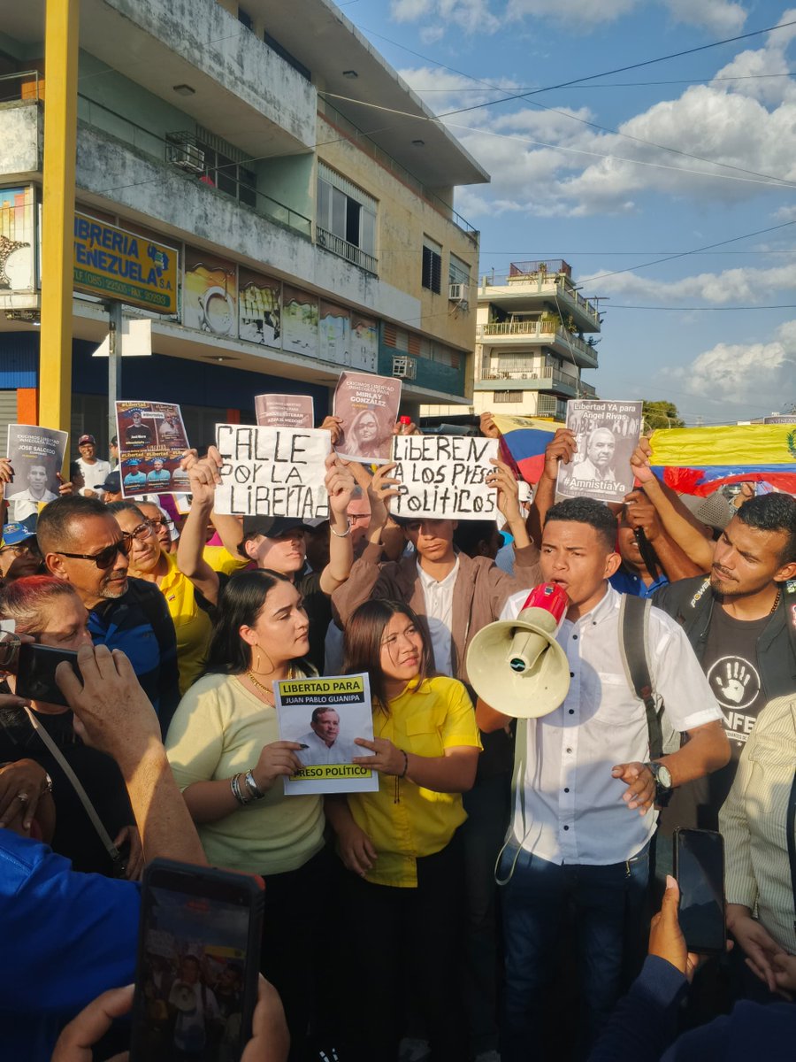 🇻🇪|📍 Bolívar 

Cantamos el Himno, alzamos la bandera y levantamos la voz por quienes hoy no pueden hacerlo.

¡Salimos todos hasta que salgan todos!