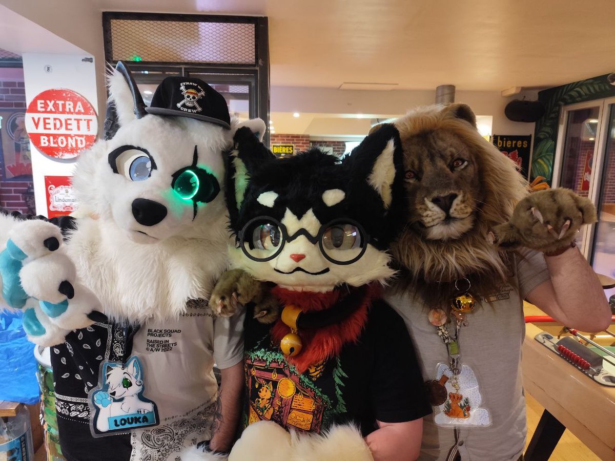 I met some cuties at the bar ! 
🐺<a href="/Louka_articwolf/">LOUKA</a> 
🦁<a href="/fluffypouchok/">Pouchok 🐺🦁🇫🇷</a> 
📸<a href="/MerryTheRobott/">Merry the Rob'Ott</a>