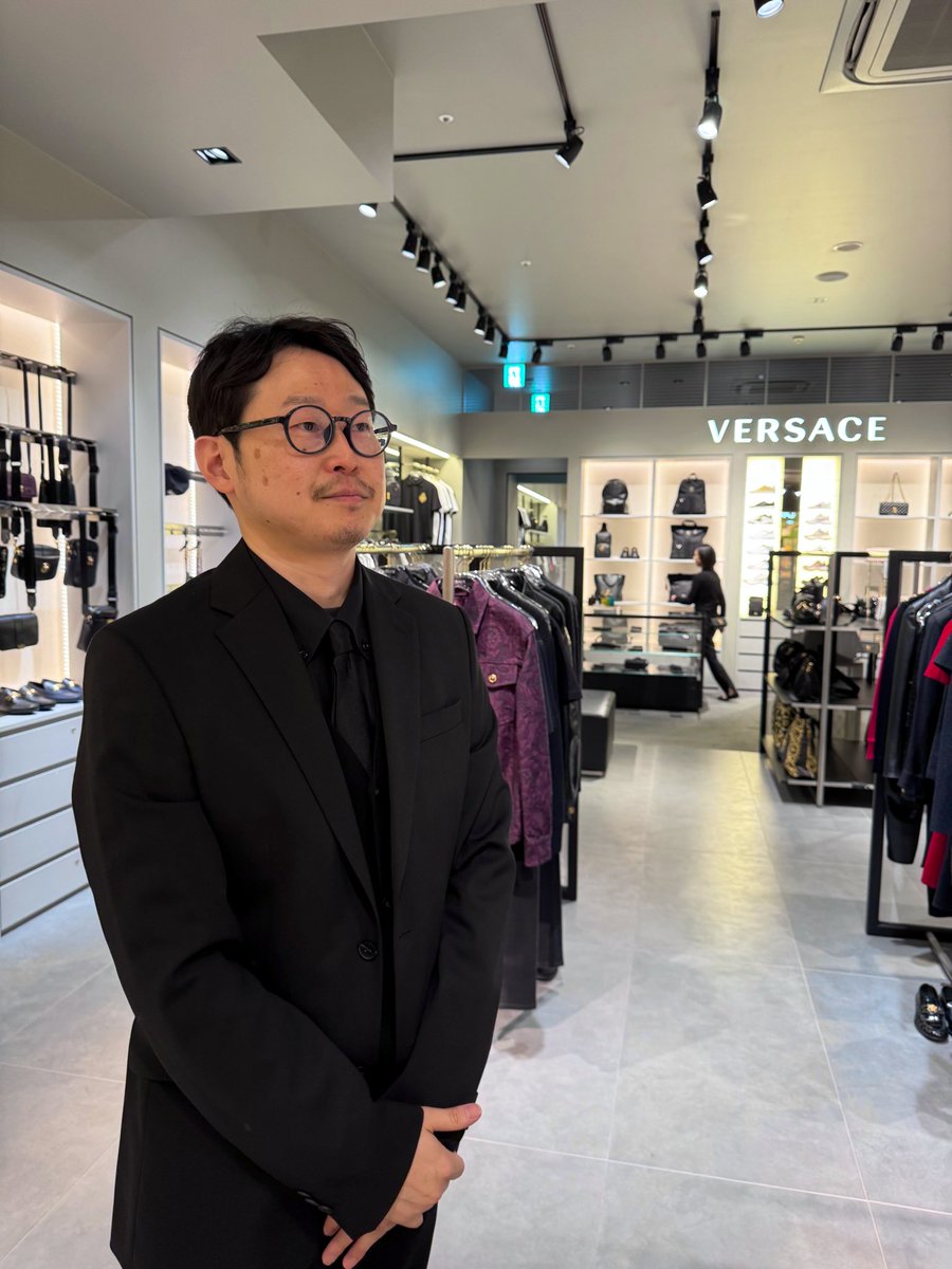 いつも丁寧な授業で
接客マナーを教えて下さる
青木先生の仕事場にお邪魔しました

#青木拓也 先生
#VERSACE
