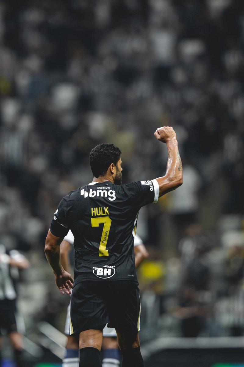 futebol_info's tweet photo. ⚠️ Agora! Bastidores: Sampaoli pedia constantemente a saída de Hulk no Atlético-MG.

Mesmo após o Galo chegar a um acordo com o atacante para a sua permanência, o treinador continuava a pedir sua saída. A diretoria negava o pedido pois já havia se resolvido com o camisa 7. 

Chamava a atenção que, mesmo assim, Hulk era titular e capitão no time de Sampaoli.

Outros atos do argentino também incomodavam, como pedidos por reforços e críticas duras aos dirigentes.

🗞️ @UOL | @_rodrigomattos_ 
📸 Pedro Souza/CAM