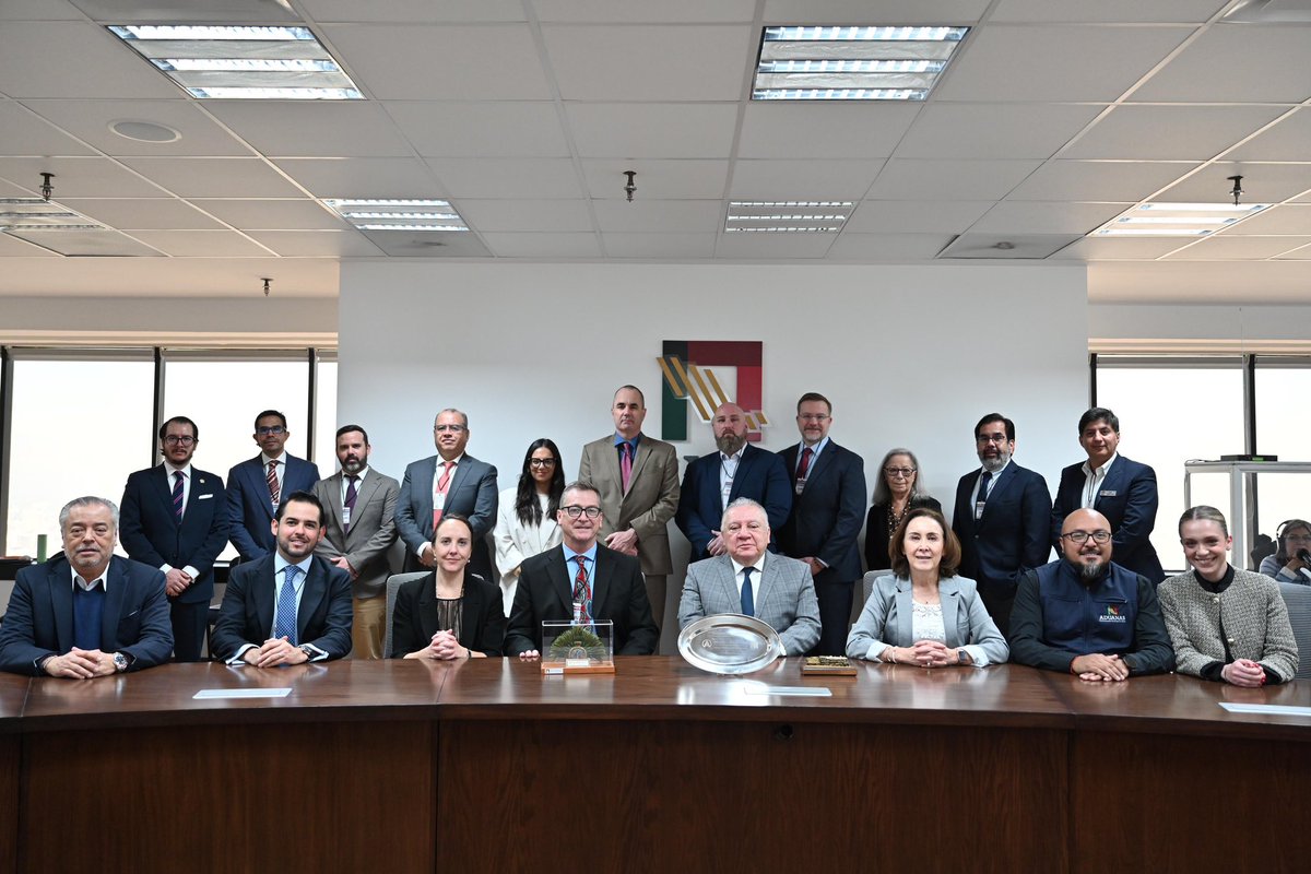 AduanasMx's tweet photo. El titular de la ANAM, Rafael Marín, sostuvo reunión con la Asociación de Ferrocarriles Americanos (@AAR_FreightRail) para agilizar operaciones ferroviarias transfronterizas y optimizar el despacho de carga en cruces fronterizos.

El transporte ferroviario mueve cerca del 40% del comercio internacional en la región, por lo que estos acuerdos fortalecen la competitividad, seguridad y eficiencia del comercio entre México y Norteamérica.