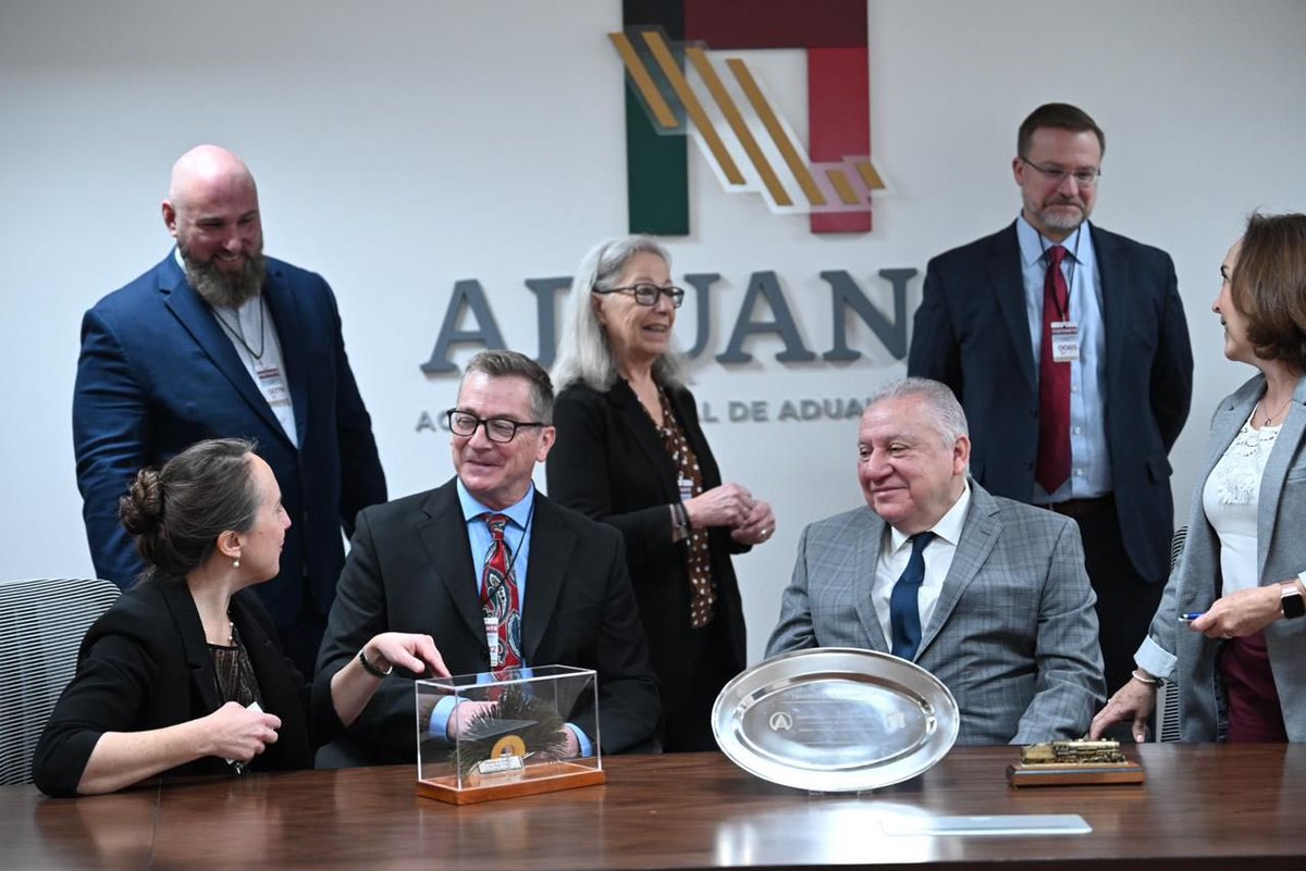 AduanasMx's tweet photo. El titular de la ANAM, Rafael Marín, sostuvo reunión con la Asociación de Ferrocarriles Americanos (@AAR_FreightRail) para agilizar operaciones ferroviarias transfronterizas y optimizar el despacho de carga en cruces fronterizos.

El transporte ferroviario mueve cerca del 40% del comercio internacional en la región, por lo que estos acuerdos fortalecen la competitividad, seguridad y eficiencia del comercio entre México y Norteamérica.