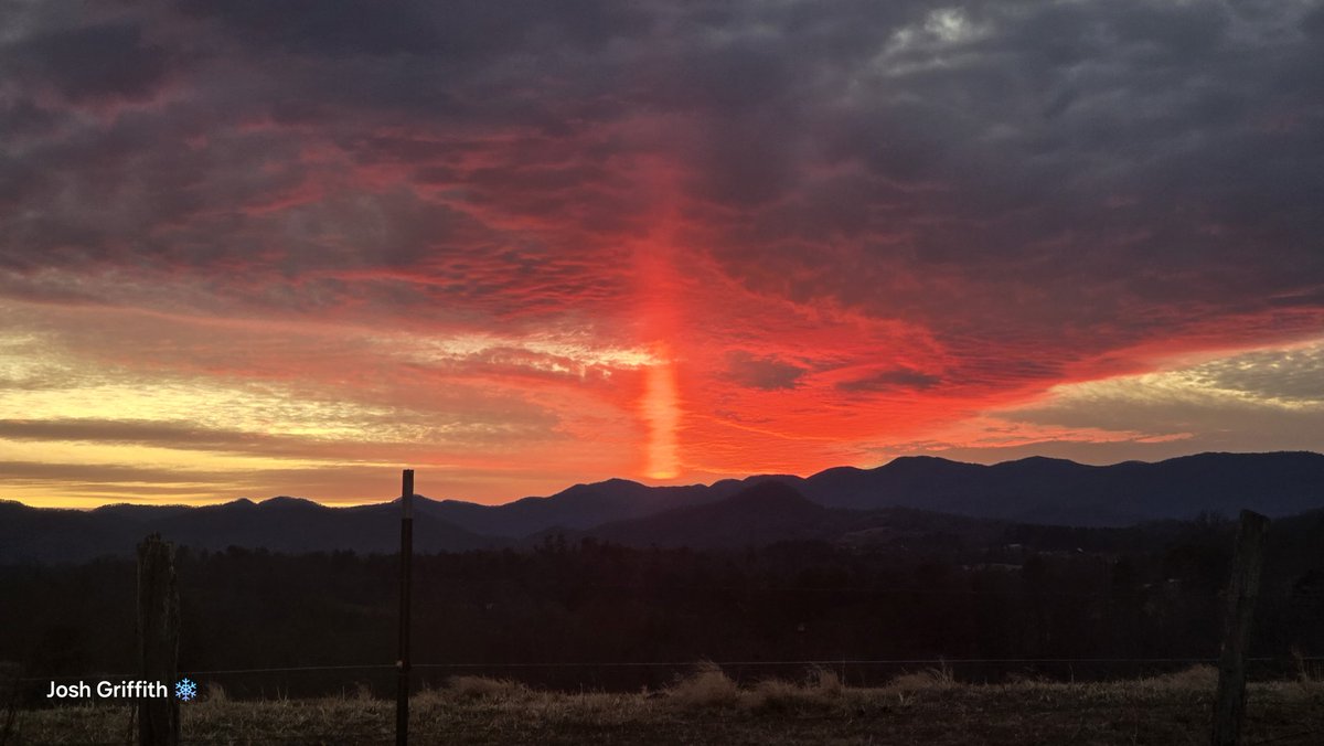 JoshGriffithWX's tweet image. Insane pillar at sunset tonight! WNC sunsets are peak! 🌄