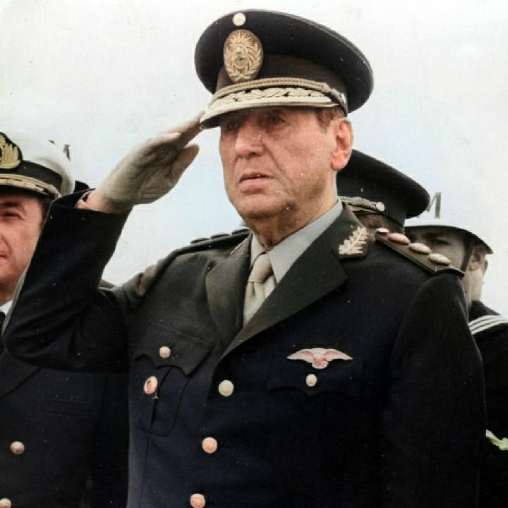 “Y a los que nos acusan de dictadores, he de decirles que la peor de todas las dictaduras es la de la fatua incapacidad de los gobernantes”

Juan Domingo Perón 🇦🇷