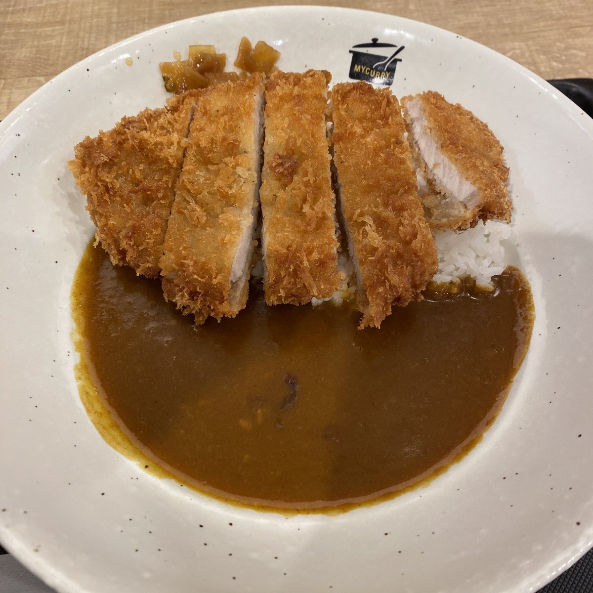 berrybar_C's tweet photo. アトレティコvsバルサ。ピッチコンディション、オフサイド判定多数の審判問題、結果0-4→朝からヤケ食いロースかつカレー
#千歳船橋bar #松野屋 #バルサ https://t.co/y2zWrZ6n2B