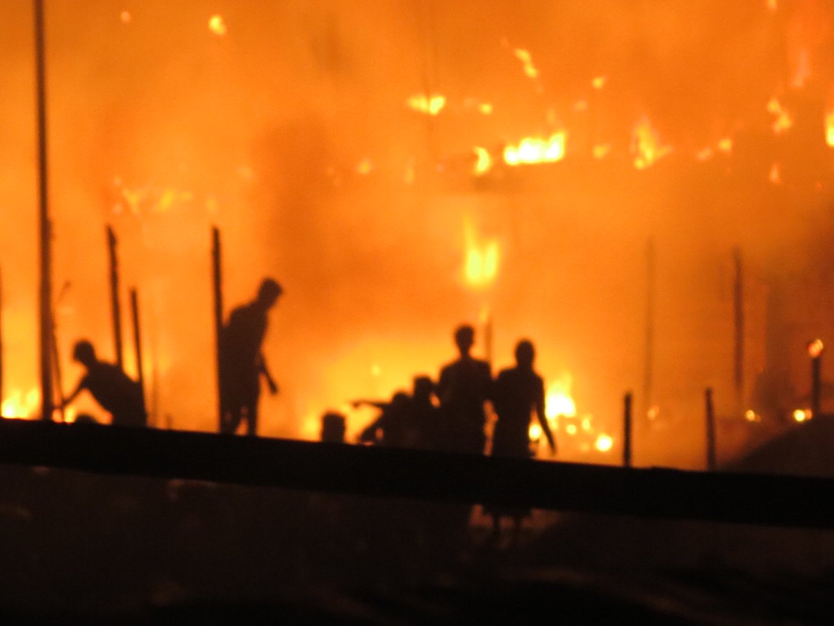 AsomKhan1's tweet photo. Alhamdulillah, the fire is under control now. Camp 11, block E, another fire accident at 3:30 a.m. Why do fire incidents keep happening repeatedly at the camp? Oh Allah, protect the people from fire.🥹💔 https://t.co/U90xtliYUJ