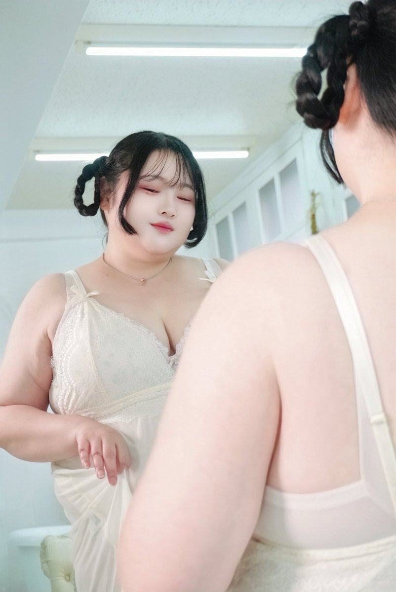 yuyuy_vech's tweet image. おはゆえー🔆🤍

金曜の目標はね、
『罪悪感を減らすこと』

スイーツも300Kcalまでって決めてしっかり食べちゃうもんね🍰💕︎

甘い物も、ぽっちゃりも、
全部まとめて私だからね😉

みんなの金曜日の目標は何？

Photo：@mizumori_house 様

#自己肯定ゆるめ #ぽっちゃり女子
#朝のゆえちゃん