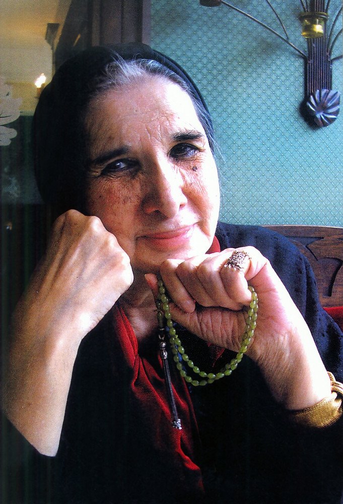 Ayşe Şasa: Medeniyetimizin acılı kuşu
Mustafa Armağan

Adeta antik cam kırıklarının üzerine basarak gelen bir ses. Telefon hışırdıyor. “Mustafa Bey” diyor, konuşmak, konuşmak istiyor. Soruyor, not alıyor, bir daha arıyor o yaralı ses.
İşte dost oluvermiştik dakikalar içerisinde.