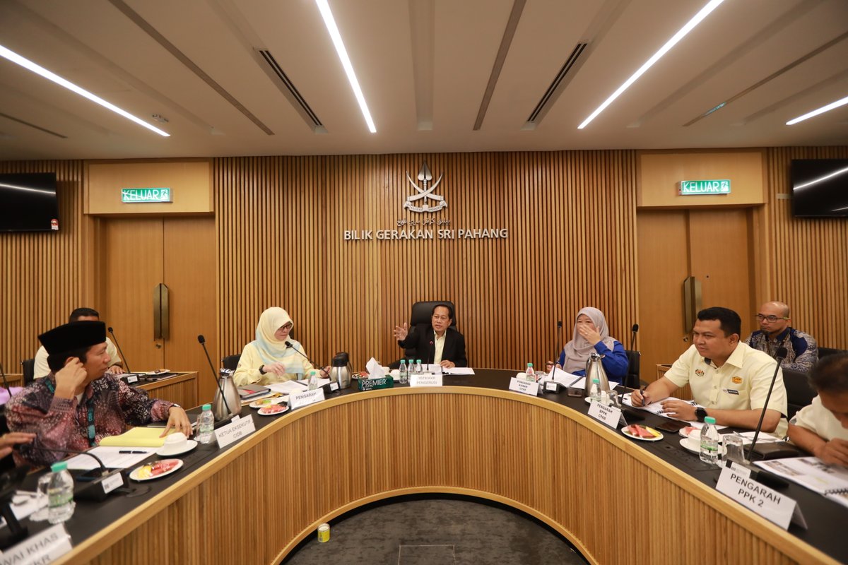 UPPPCpab's tweet photo. Mesyuarat ini diadakan bg memastikan projek pembangunan fizikal sentiasa dipantau rapi kerana Jabatan amat memandang serius isu kelewatan pelaksanaan projek-projek pembangunan. KKR melalui JKR komited memperbaiki metodologi perancangan, pelaksanaan &amp; pemantauan projek berterusan. https://t.co/e1iDqXc0zU