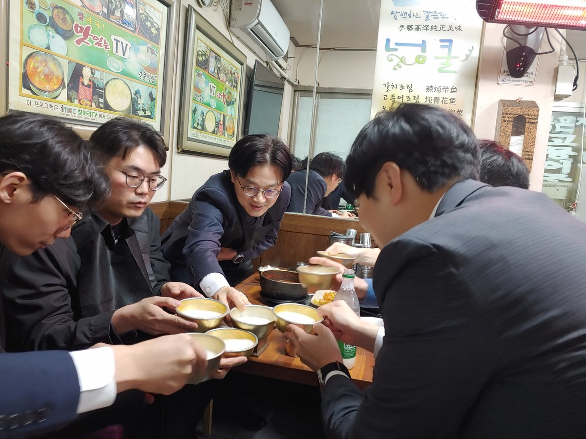 설 명절을 앞두고 남대문시장을 찾아 차례상 물가를 살피고 상인·시민들의 목소리를 들었습니다. 청년자문단과 갈치골목에서 저녁을 함께하며 청년 세대의 고민을 나눴습니다. 모두 따뜻하고 평안한 설 명절 보내시기 바랍니다. facebook.com/share/p/18CGXP…