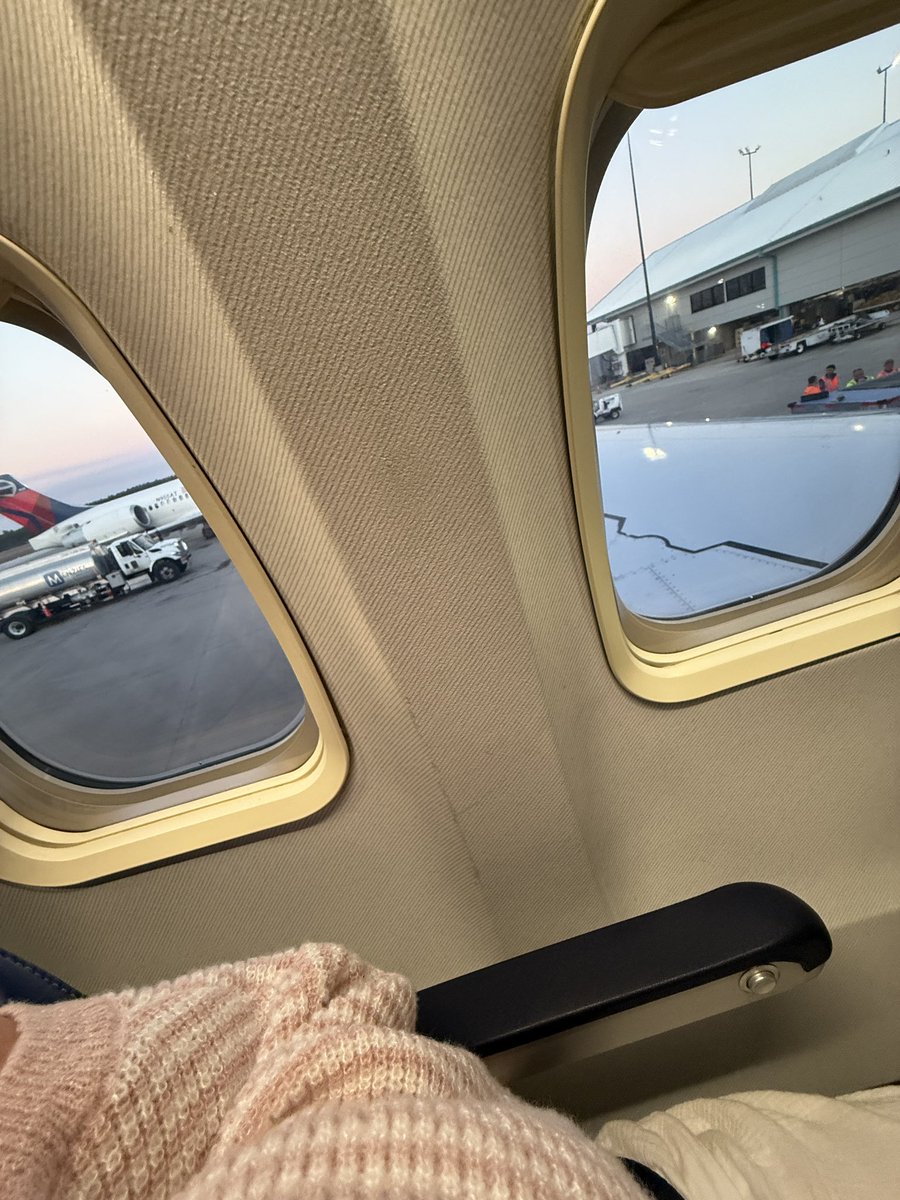 420penny69's tweet photo. Best seat on the plane #doublewindows https://t.co/gXxCSV7Mft
