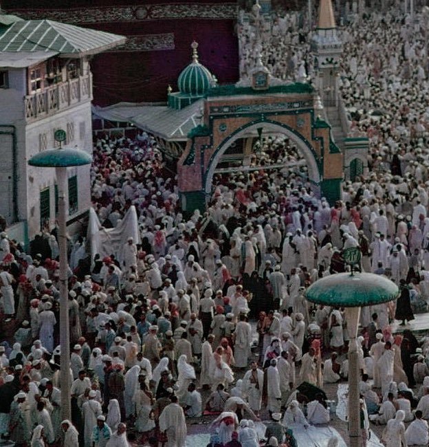 تصميم اعمدة الإنارة في صحن المطاف في الحرم المكي الشريف من شركة جينيرال اليكتريك في الخمسينيات الميلادية