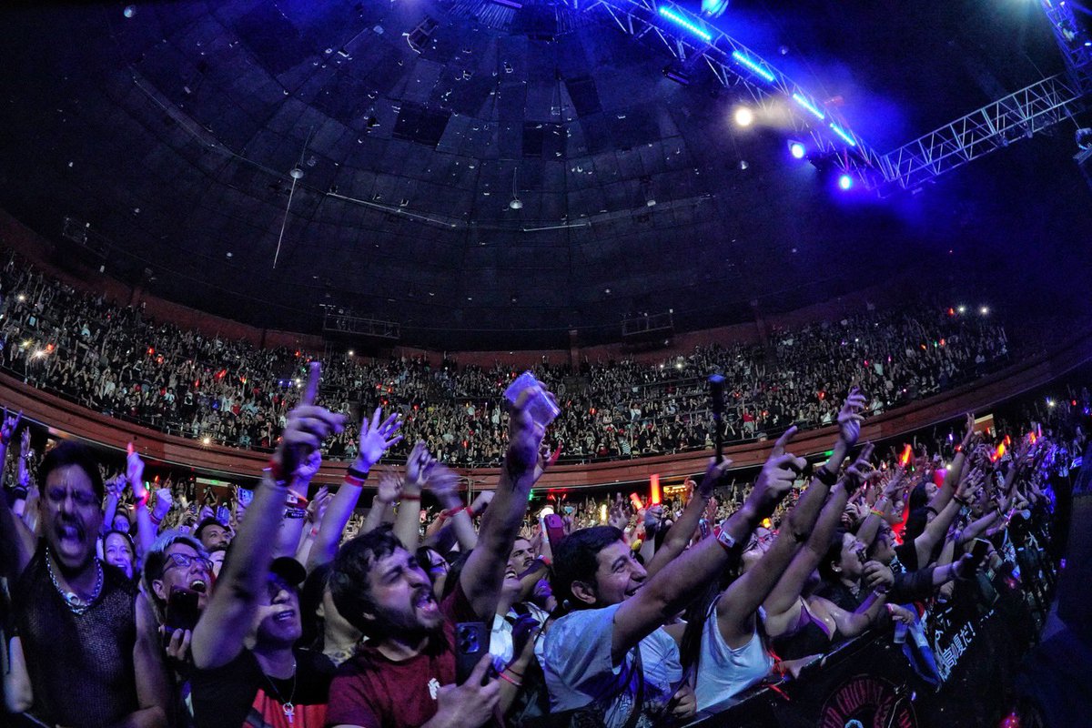 GACKT's tweet image. ラテンアメリカでのツアーがひと先ず終わった。

正直、驚くことが山盛りだった。

ほぼ全曲、日本語の歌詞を大合唱する現地のファン。
ライブが始まってすぐ、
イヤーモニターの不調かと思ったが、
実際はファンの声がマイクに入り込んでいた。

今までに経験したことのないモニターバランス。…