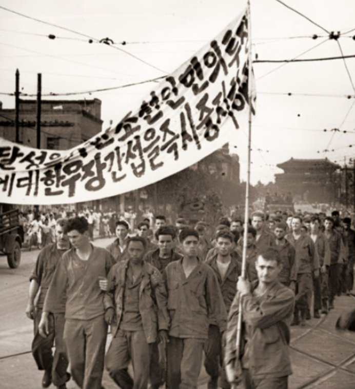 한국전쟁 당시 현수막을 들고 
서울 시내를 행진하는 미군 포로

376명의 미군이 동원 되었고
오산, 대전 전투때 북한군 주력에
와해된 미 24사단 포로로 보임

이후 2주간 평안북도 벽동군 동주리
(북중 국경인근) 포로수용소로
죽음의 행군을 하고 그후 질병, 구타등으로
대부분 사망 했다고함
