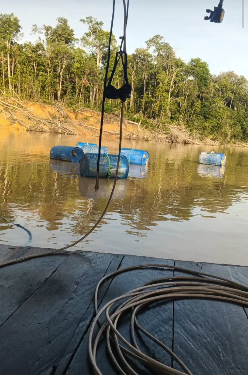#Atencion #Venezuela 

Balsas mineras ilegales siguen socavando el lecho del río Caroni, sector indígena 3 #GranSabana a la vista d todos y con la tranquilidad q les brinda la inacción castrense ... 

#Orfandad #SurDelOrinoco 
#Contaminacion #OroDeSangre 
#AusenciaDeEstado