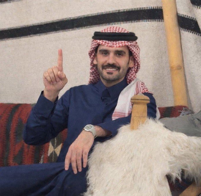 " على اللي يِخرج عباده من الاجداث
توكّلت .. وطمعت بـ نيل مرضاته

أنا .. ماني مدوّر ضجّة الأحداث 
أقول البيت ويصير الحدث ذااااااااته "

- مُستحقة لـ راكان والبيارق 🥇
#اللكزس_لشاعرها_راكان || #راكان_بن_ملهي