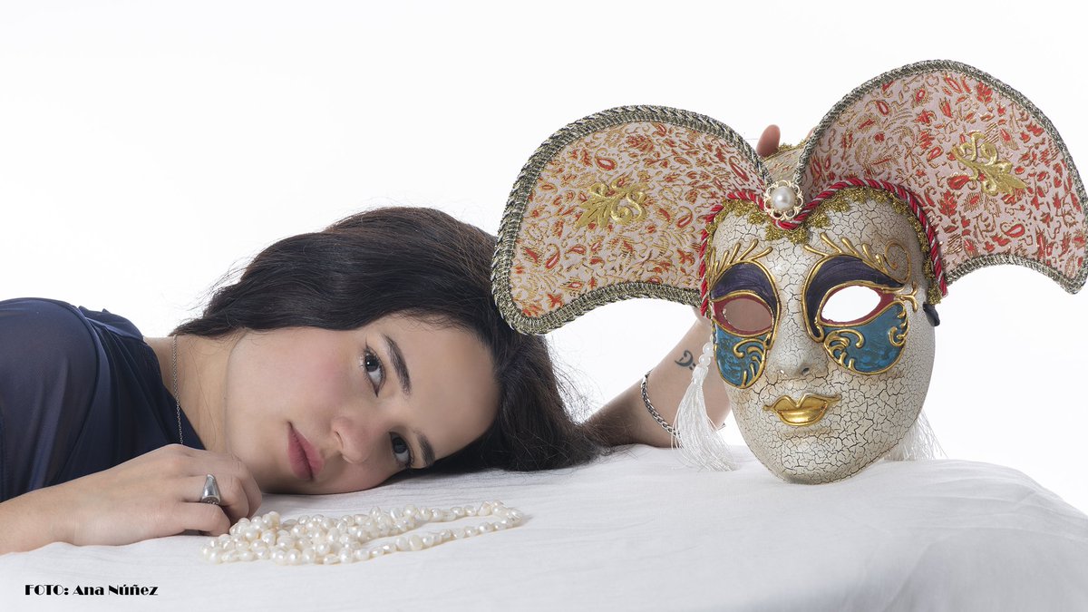 do quiera hallarás máscaras, 
do quiera carnaval..."
Larra 

Modelo: Candela Villasante 

#Photography #retrato #portrait #picoftheday #bnw #greatshots #nikon #nikond850 #nikonistas #eljardindemab 

#Foto: <a href="/_ananunez_/">Ana Núñez</a> (aka <a href="/eljardindemab/">Ana Núñez | Foto</a>).
Web: eljardindemab.com