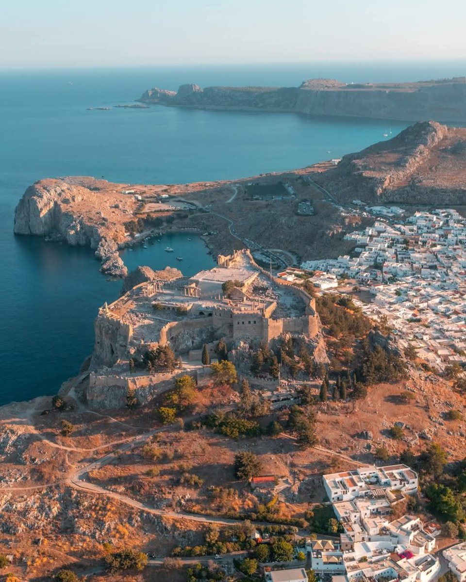 🏰The Island Where Knights Once Ruled the Sea 🌊

Sun-drenched beaches, medieval streets, and golden sunsets, #Rhodes blends ancient history with Aegean magic. From stone castles to turquoise waters, this Greek island feels like stepping into a legend. 🇬🇷