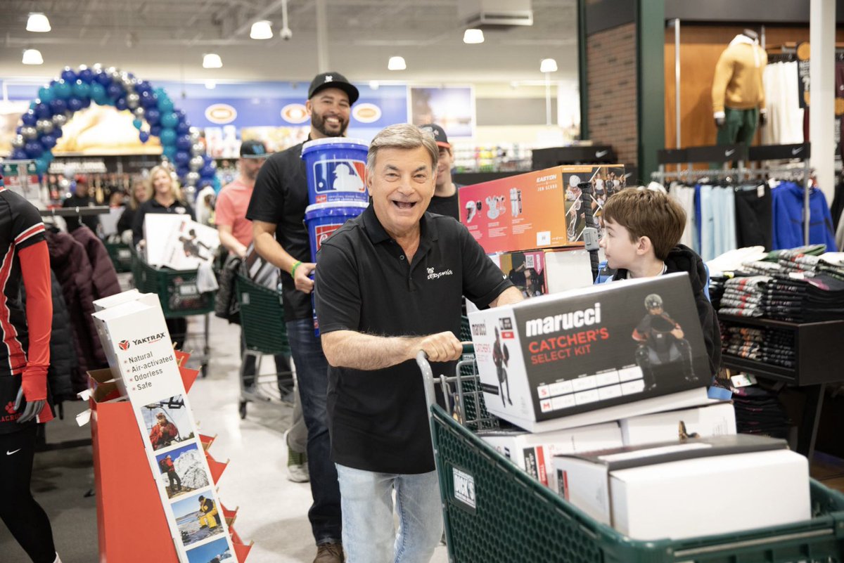 ⚾️ Rick's Locker supports 60 kids with gear &amp; tees, 15 teams, 1,555 kids helped! 🙏 Thanks @SeattleMariners &amp; partners. 📖 Full story: tfkseattle.org/ricks-locker-h… #RicksLocker #YouthSports #Community #SeattleMariners #GiveBack #tridentsup🔱 #tfkseattle