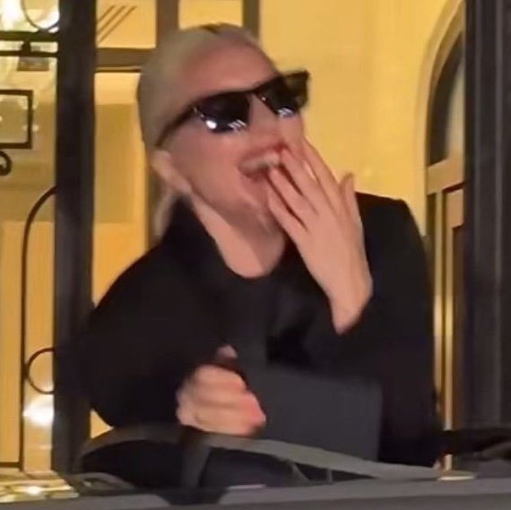 mileycensura's tweet photo. entrei aqui agora e a nova que tao inventando é q a gaga é trumpista A LADY GAGA TRUMPISTA é pra dar risada pqp https://t.co/Eaf0tYfCiN